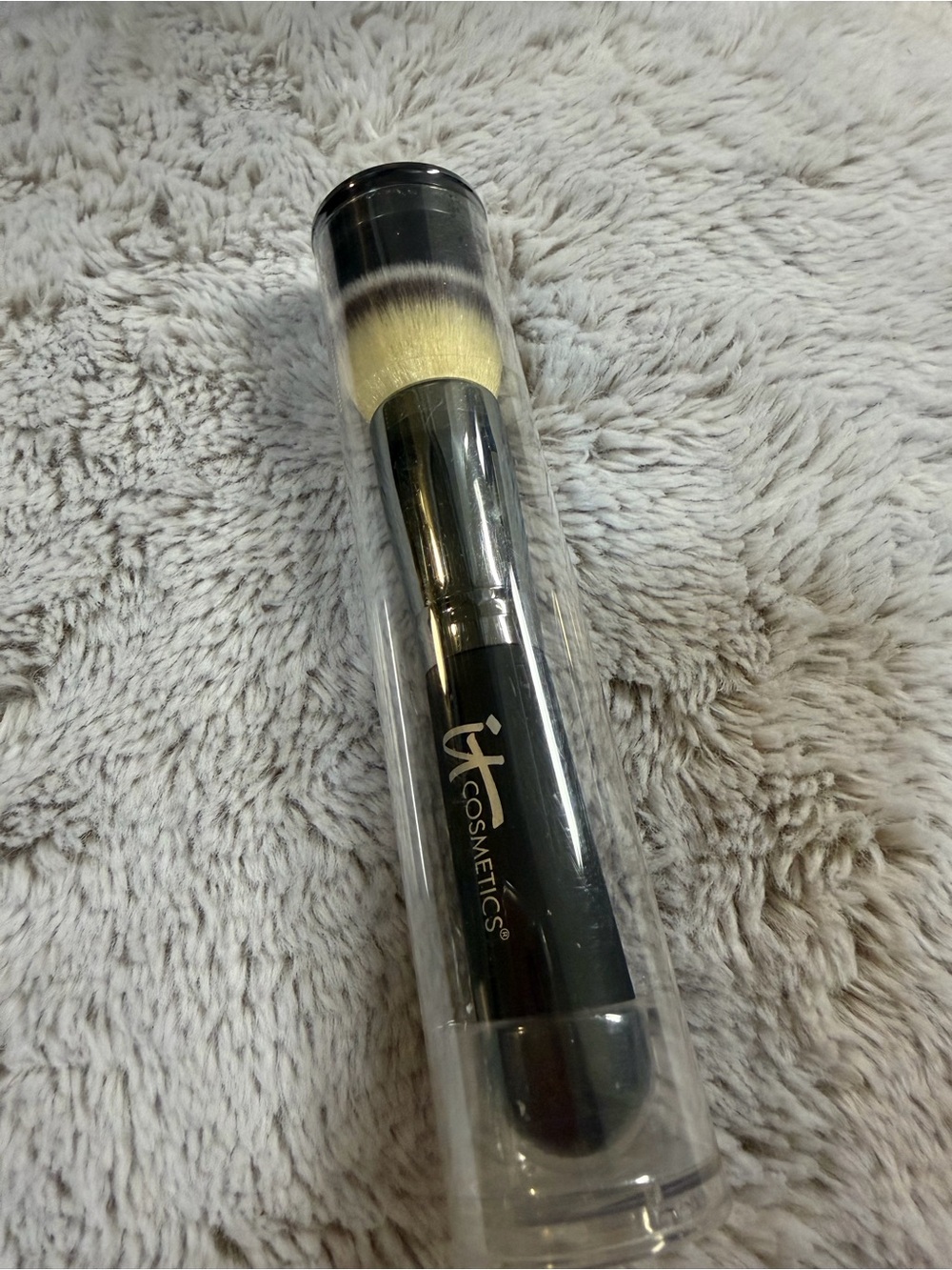 it cosmetics Black Handle Foundation Brush with Beige-Tipped Bristles